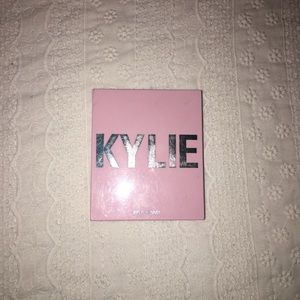 KYLIE JENNER BRONZER TAWNI MAMI